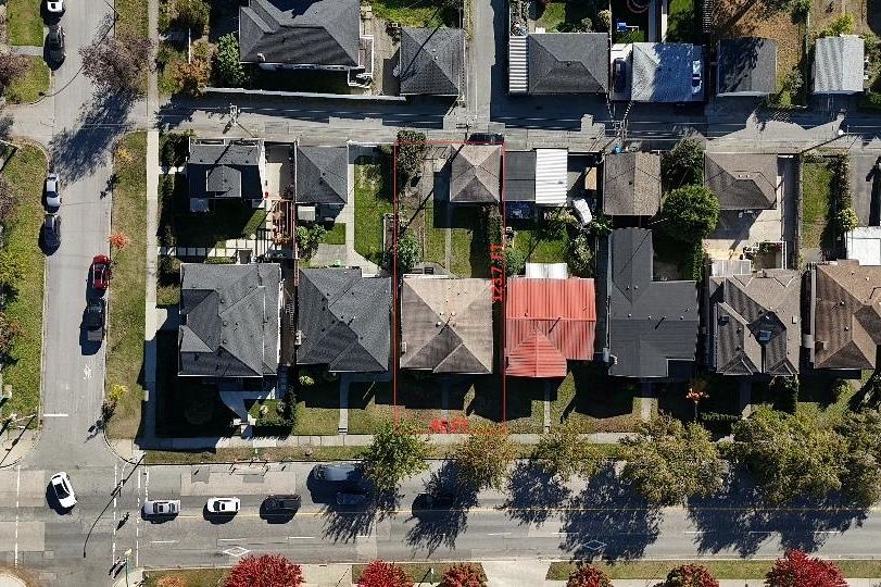 2716 E 49th Avenue Vancouver, BC - 32