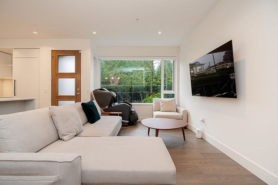 6840 Oak Street Vancouver, BC - 3