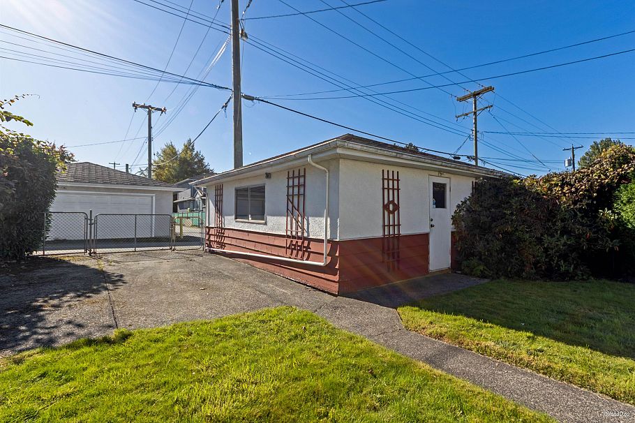 2716 E 49th Avenue Vancouver, BC - 28