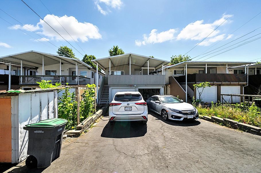 2545 E 43rd Avenue Vancouver, BC - 2