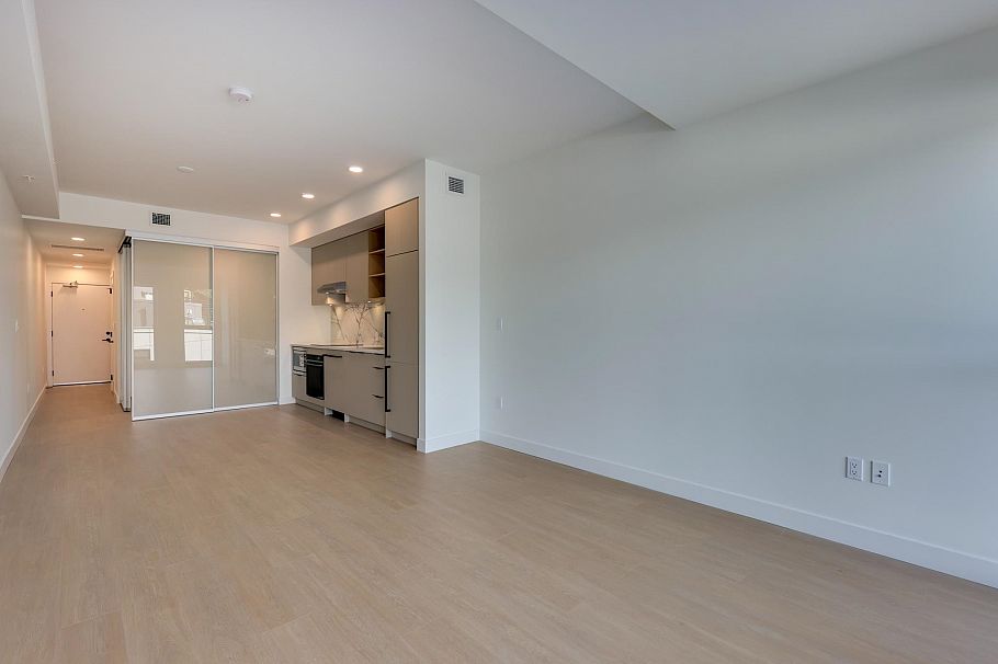 564 422 E 3rd Street North Vancouver, BC - 10