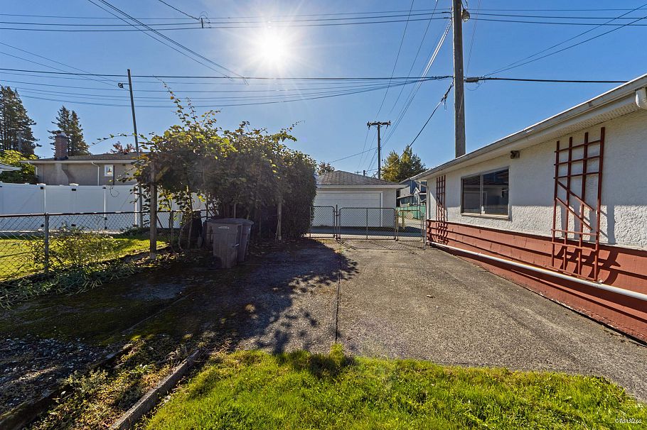 2716 E 49th Avenue Vancouver, BC - 29