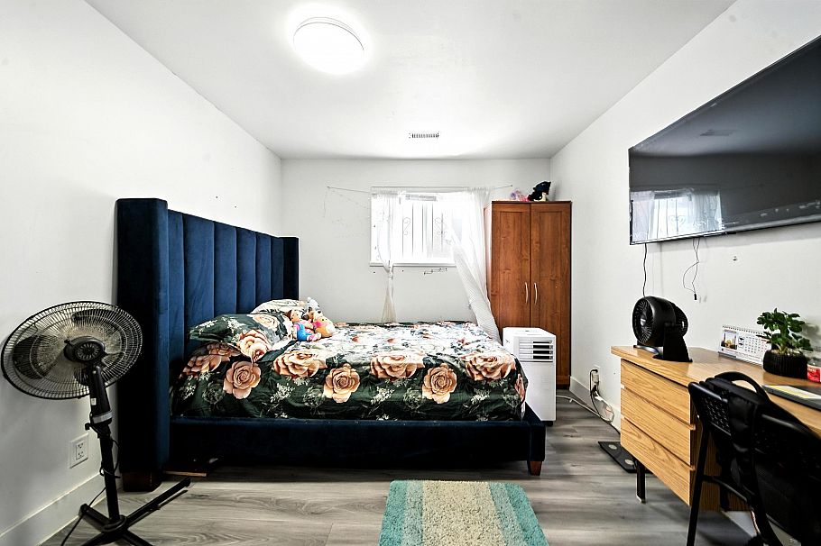 2545 E 43rd Avenue Vancouver, BC - 25