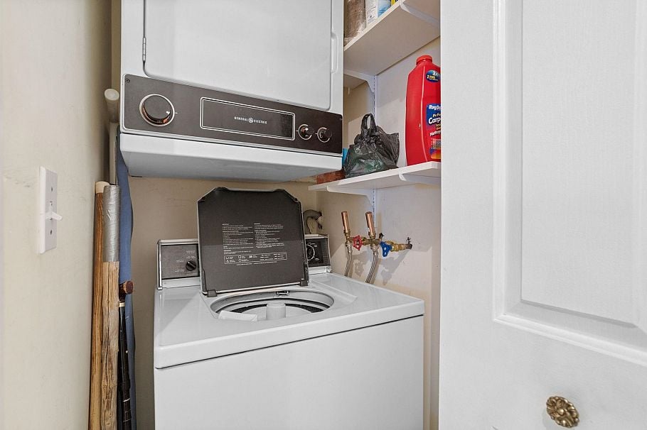 301 106 W Kings Road North Vancouver, BC - 29