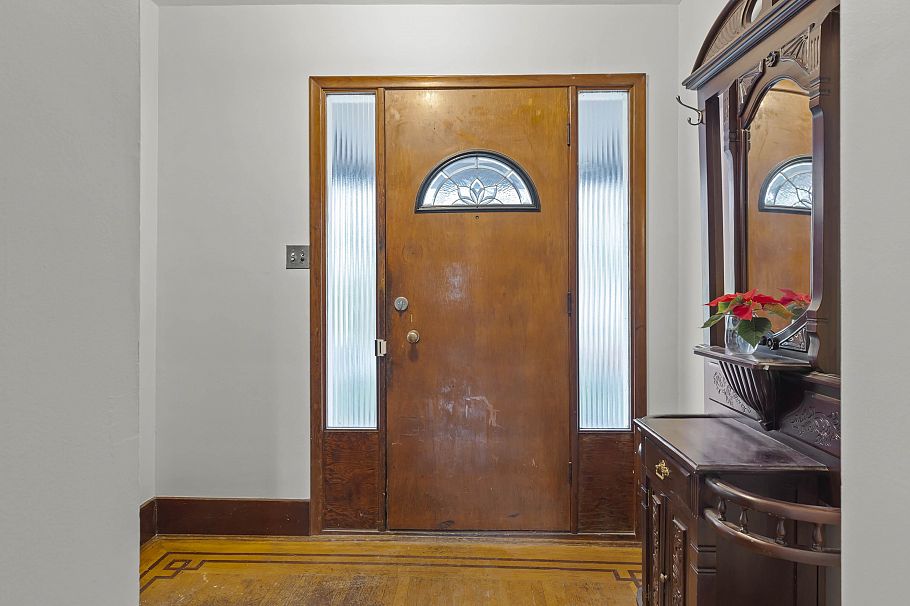 3056 W 6th Avenue Vancouver, BC - 4