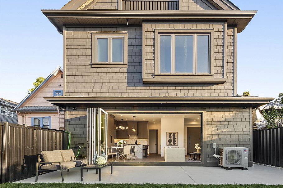 2 847 E 10th Avenue Vancouver, BC - 1