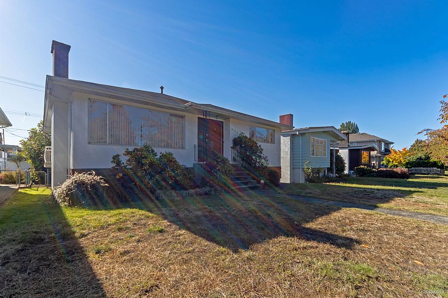 2716 E 49th Avenue Vancouver, BC - 2