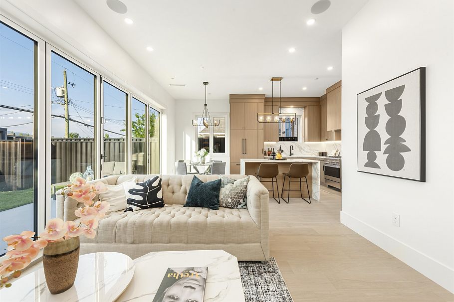 2 847 E 10th Avenue Vancouver, BC - 2