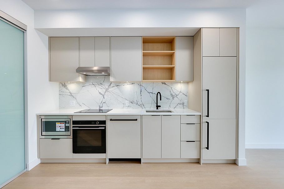 564 422 E 3rd Street North Vancouver, BC - 3