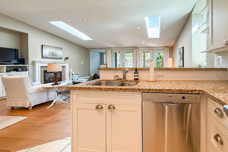 Withheld WITHHELD, North Vancouver BC V7P 2J7 North Vancouver, BC - 12