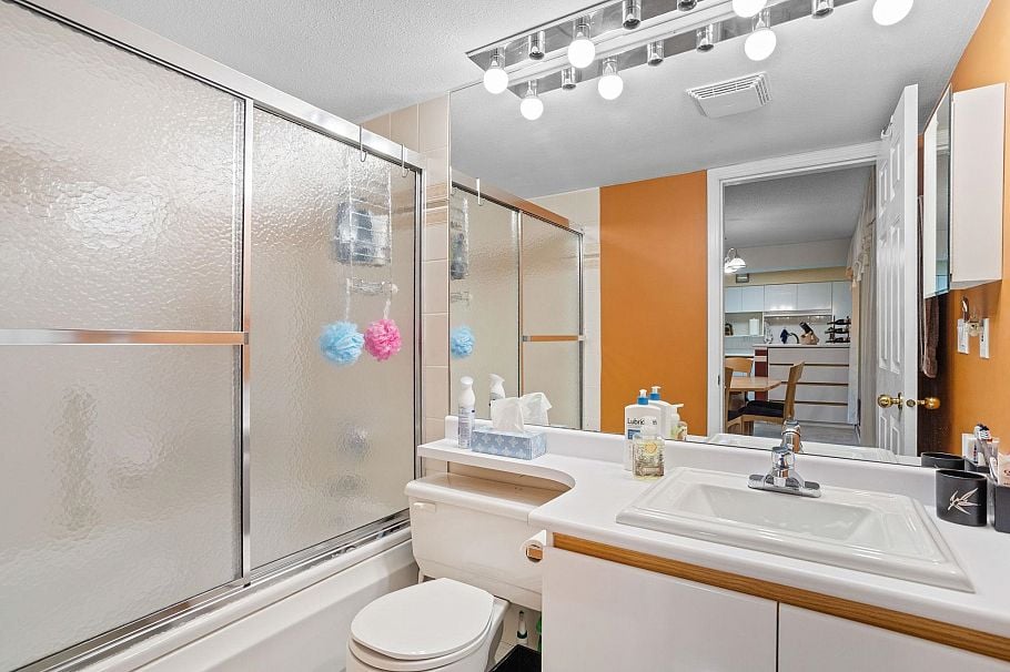 301 106 W Kings Road North Vancouver, BC - 23