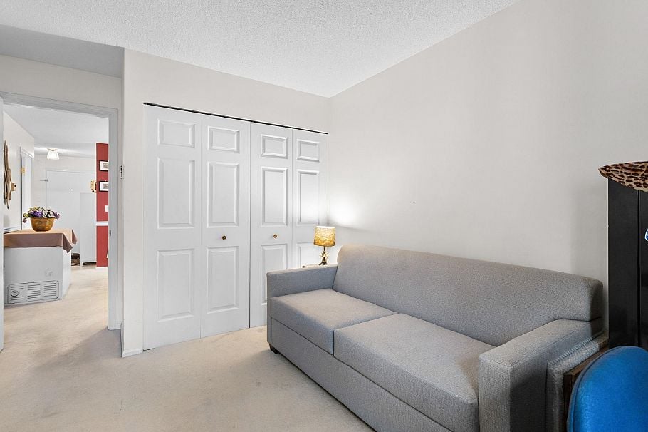 301 106 W Kings Road North Vancouver, BC - 21