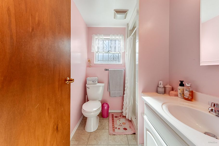 2716 E 49th Avenue Vancouver, BC - 19