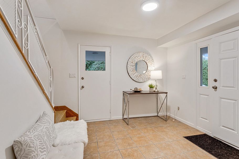 3288 Hoskins Road North Vancouver, BC - 2