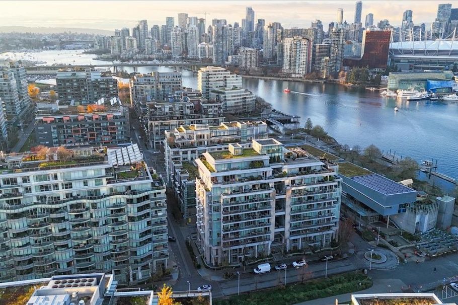 404 1633 Ontario Street Vancouver, BC - 3