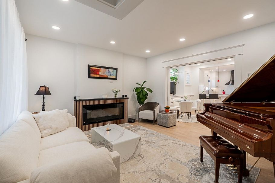 3343 W 3rd Avenue Vancouver, BC - 4