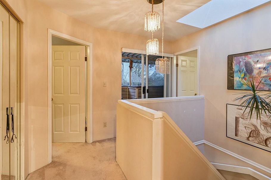 2586 W 8th Avenue Vancouver, BC - 9