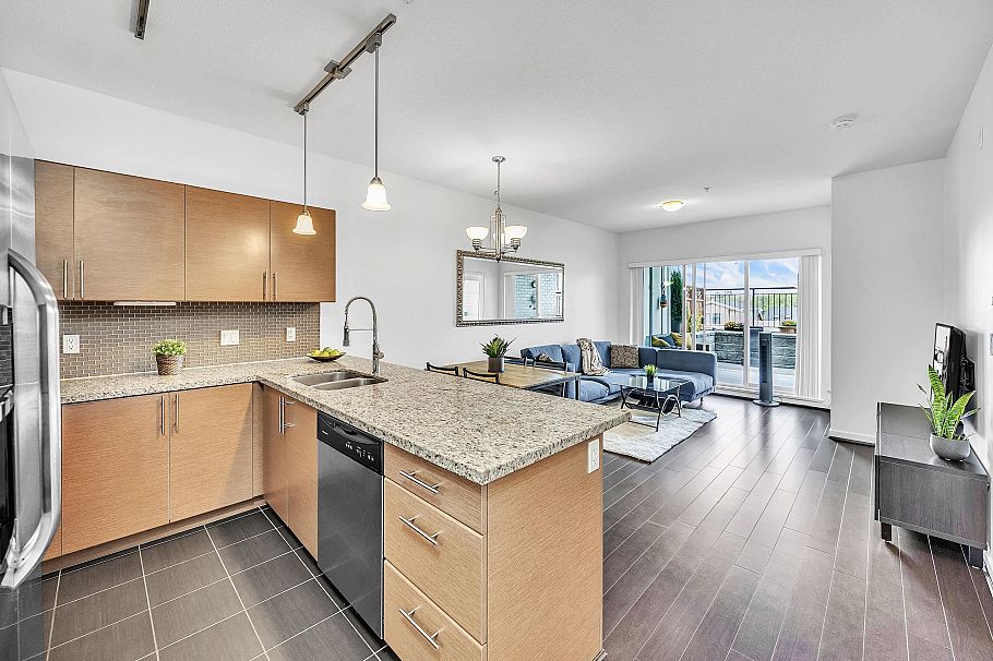205 2239 Kingsway Boulevard Vancouver, BC - 2
