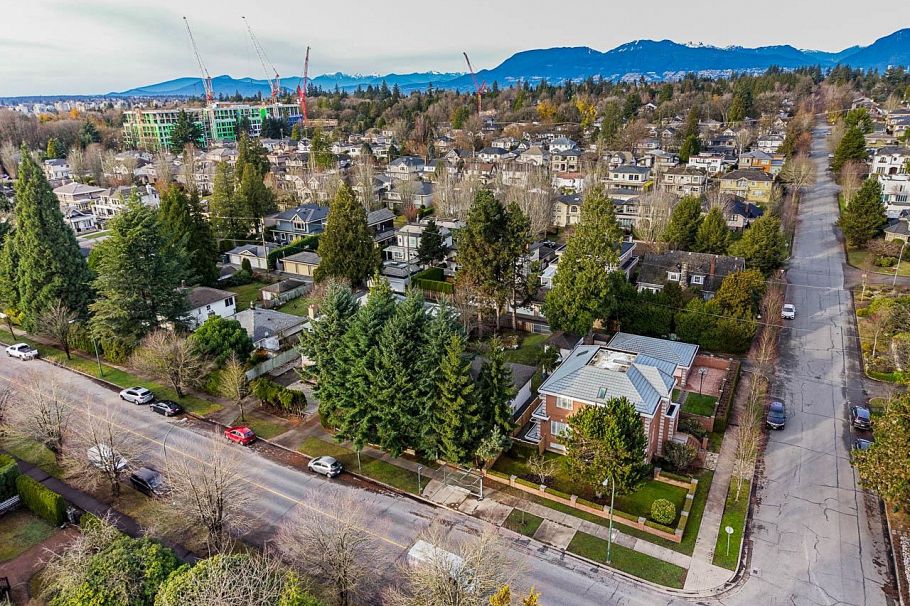 1323 W 49th Avenue Vancouver, BC - 9