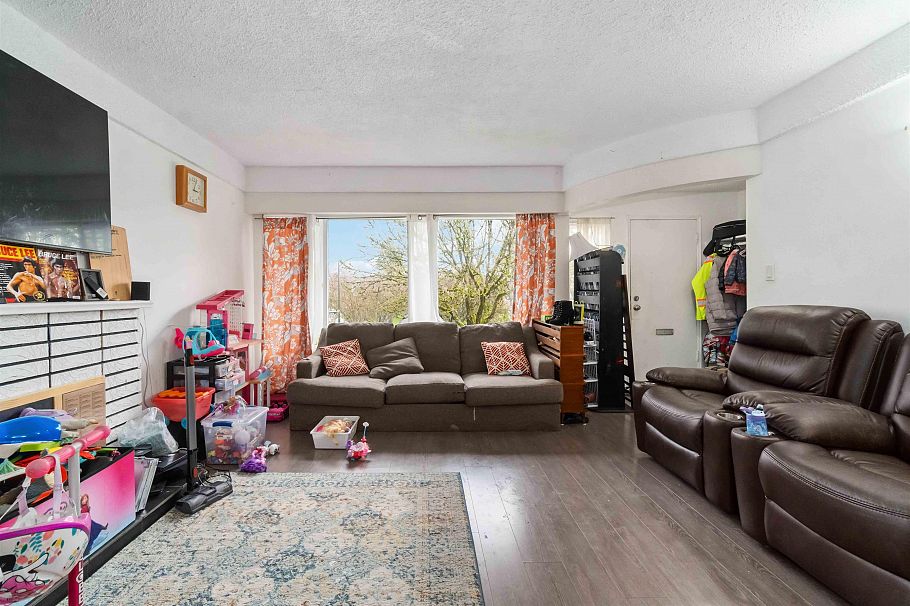 5735 Earles Street Vancouver, BC - 5