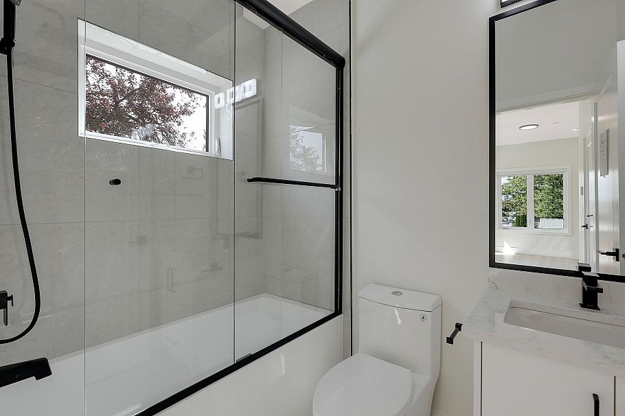 1 3695 E 26 Avenue Vancouver, BC - 21