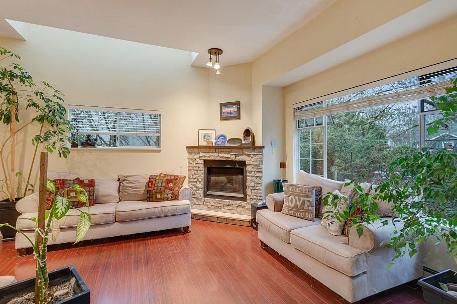 2586 W 8th Avenue Vancouver, BC - 2