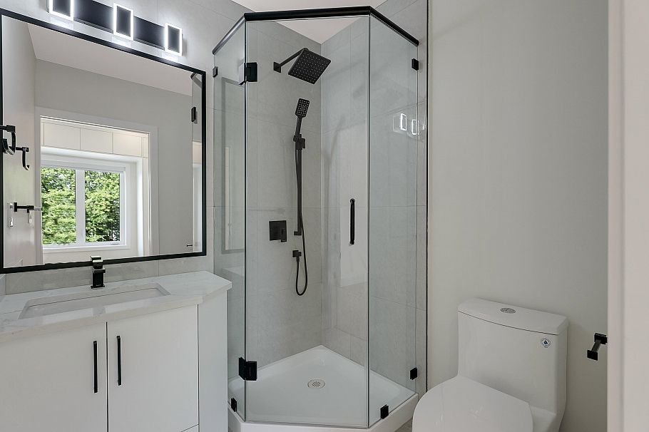 1 3695 E 26 Avenue Vancouver, BC - 18