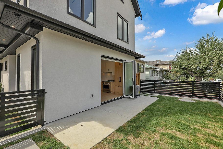 1 3695 E 26 Avenue Vancouver, BC - 28