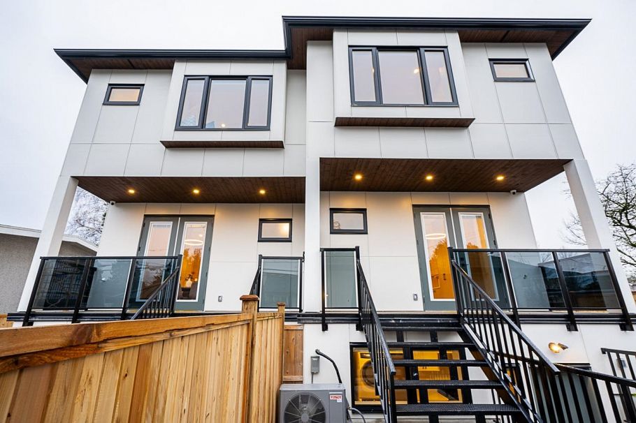 2329 E 49th Avenue Vancouver, BC - 32