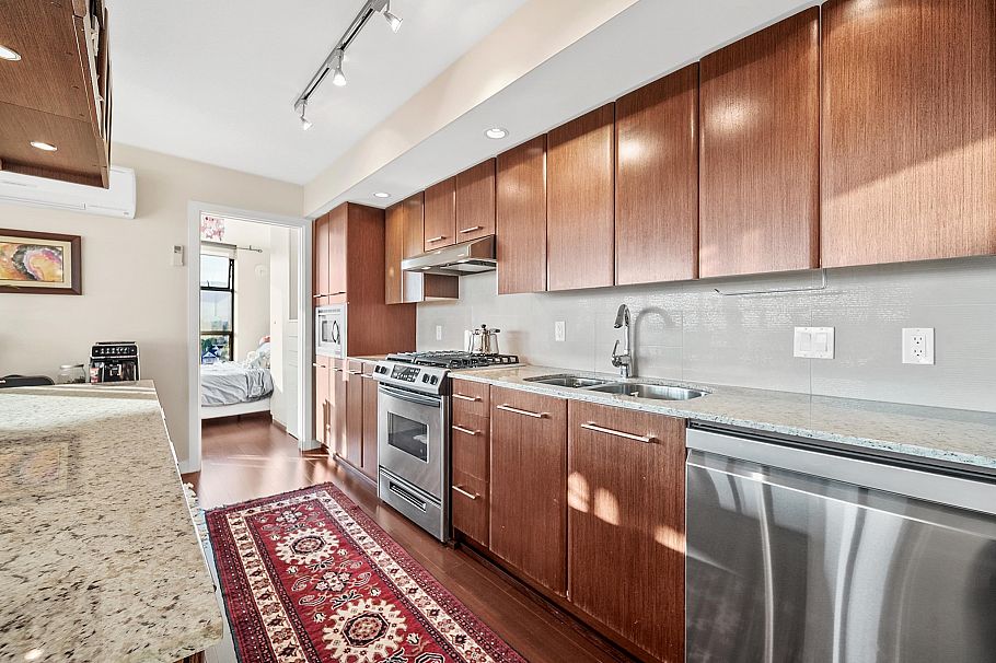 805 683 W Victoria Park North Vancouver, BC - 20