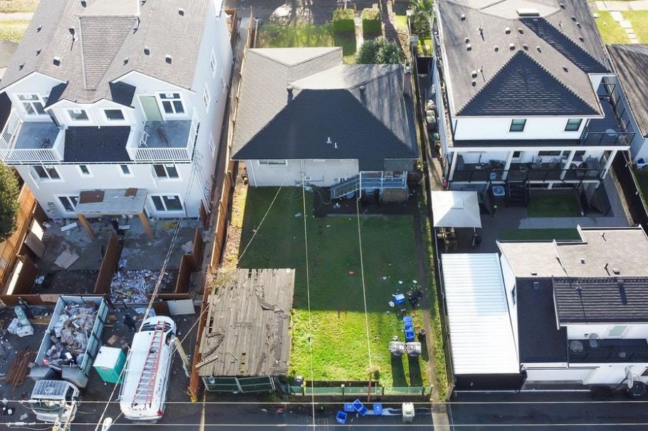 1563 E 58th Avenue Vancouver, BC - 2