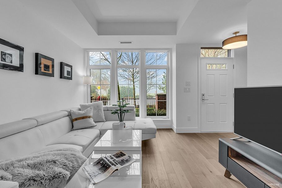 118 2070 Curling Road North Vancouver, BC - 1