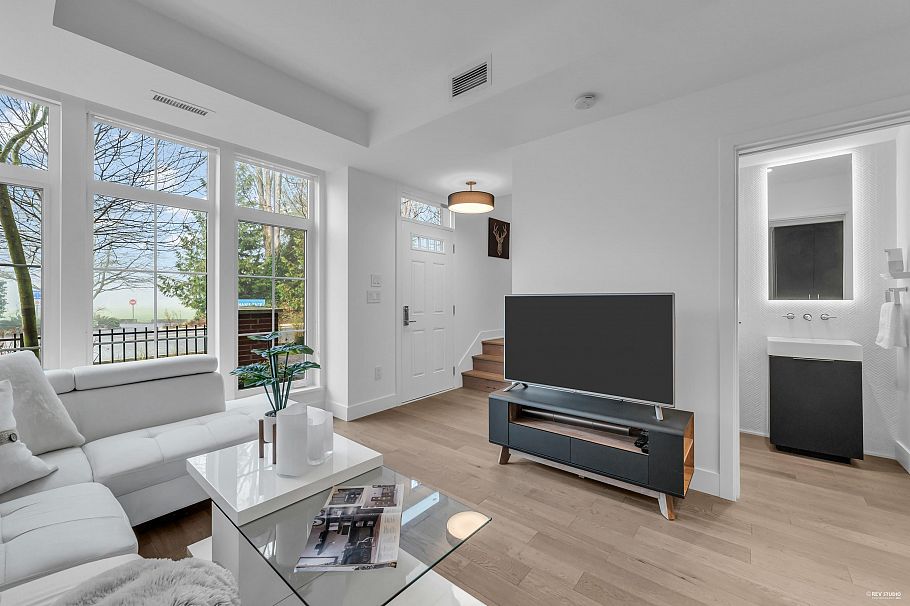 118 2070 Curling Road North Vancouver, BC - 2