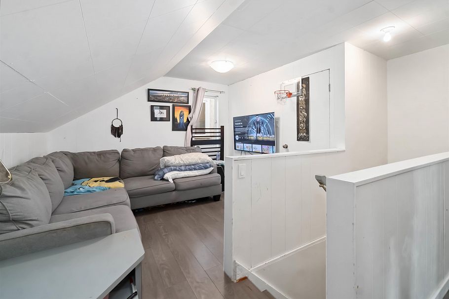 5735 Earles Street Vancouver, BC - 10