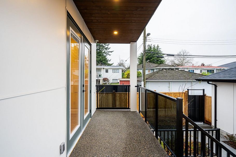 2329 E 49th Avenue Vancouver, BC - 27