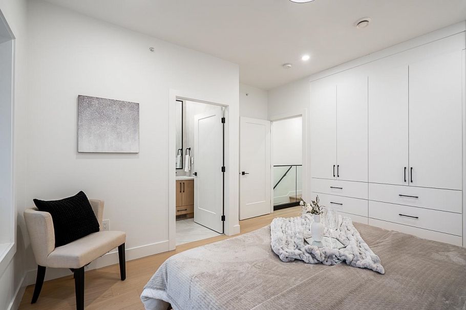 2329 E 49th Avenue Vancouver, BC - 15