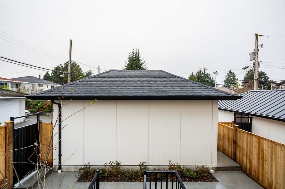 2329 E 49th Avenue Vancouver, BC - 29