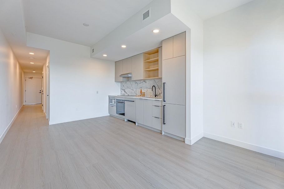104/204 422 E 3rd Street North Vancouver, BC - 3
