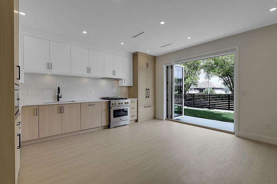 1 3695 E 26 Avenue Vancouver, BC - 3