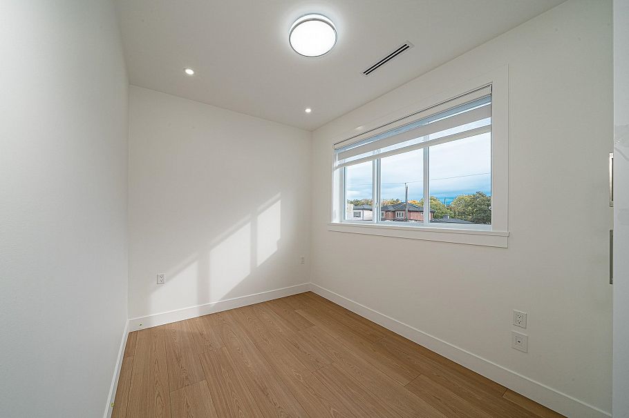 2172 E 46th Avenue Vancouver, BC - 11