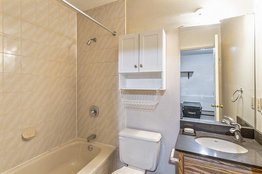 2586 W 8th Avenue Vancouver, BC - 18