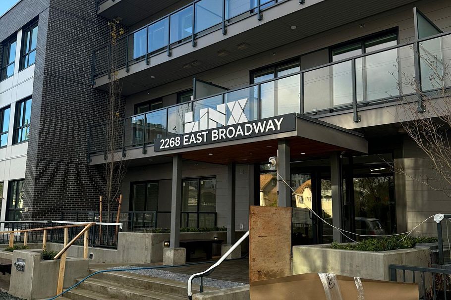 504 2268 E Broadway Street Vancouver, BC - 2