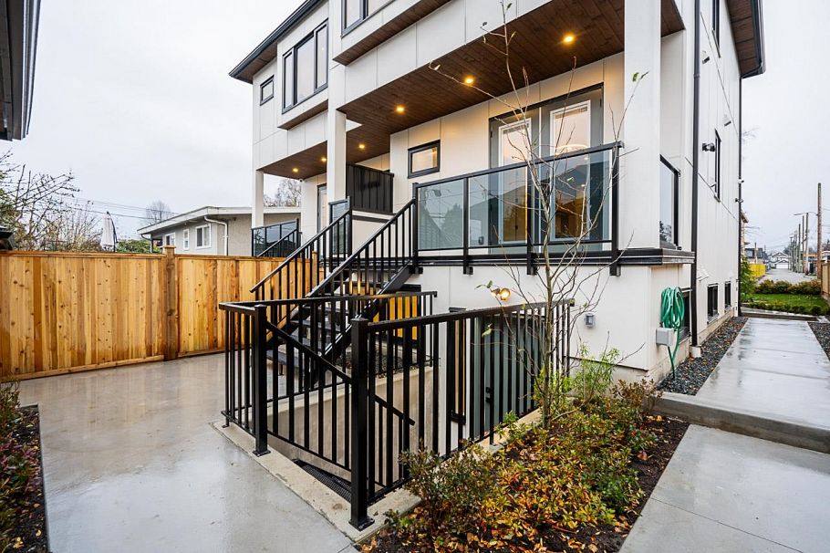 2329 E 49th Avenue Vancouver, BC - 31