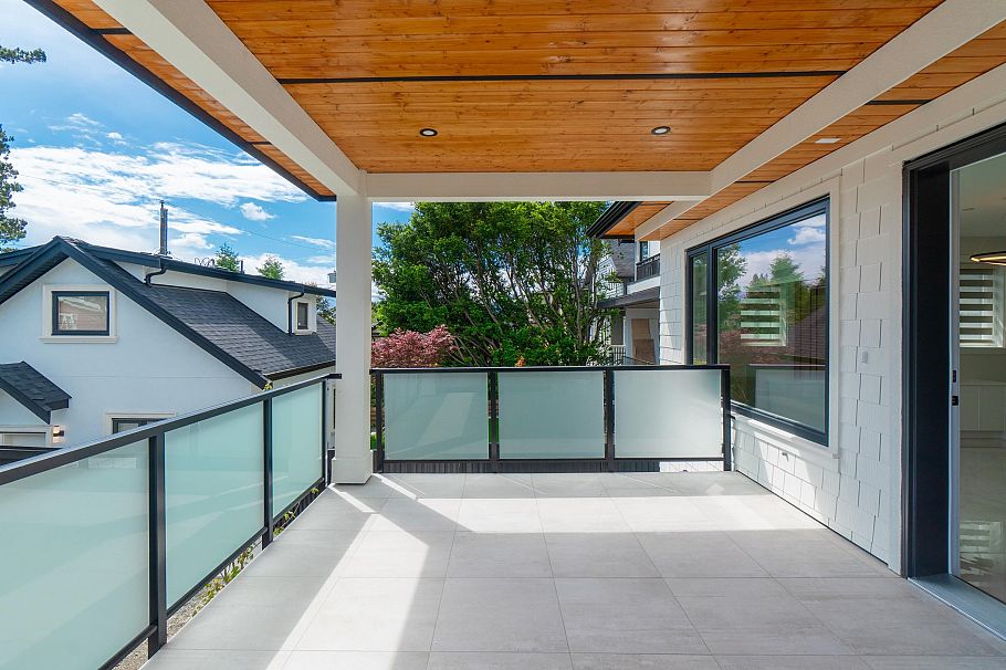 1554 W 66th Avenue Vancouver, BC - 2