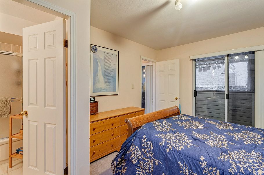 2586 W 8th Avenue Vancouver, BC - 11