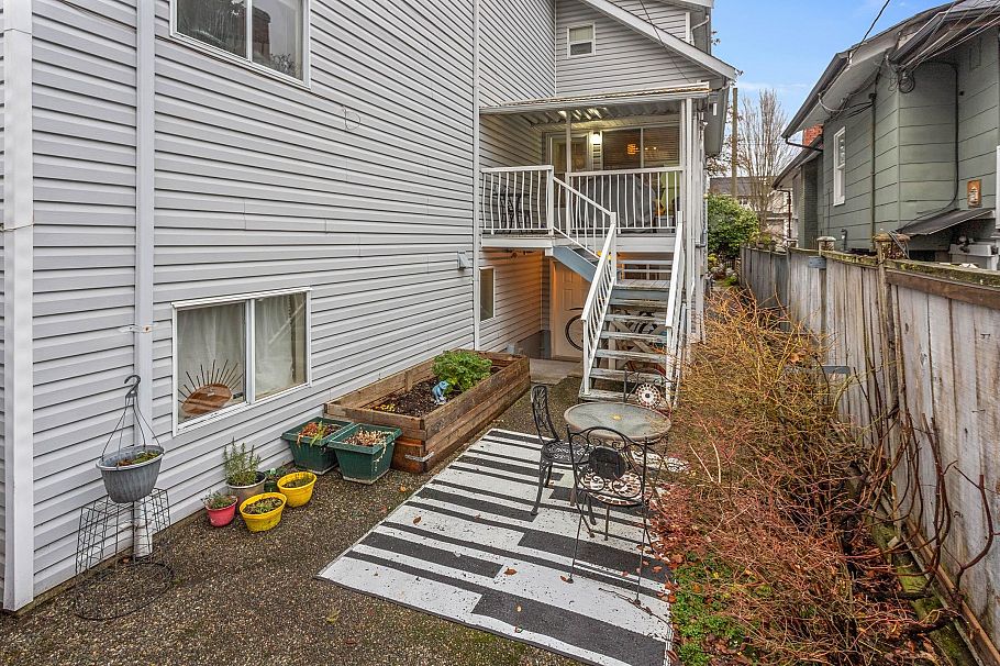 2586 W 8th Avenue Vancouver, BC - 24