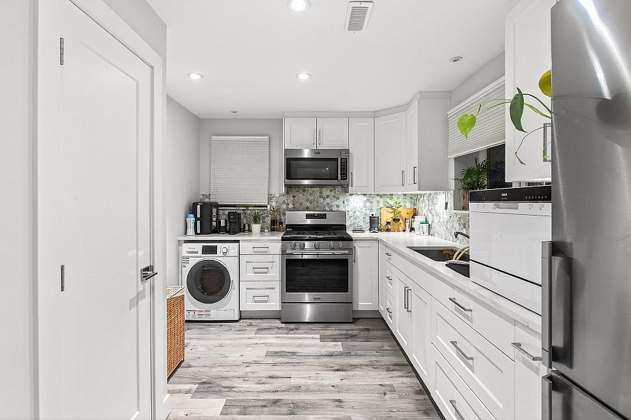 1614 Lynn Valley Road North Vancouver, BC - 21