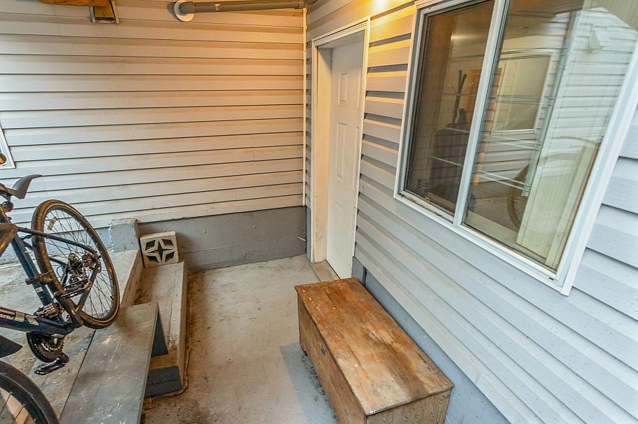 2586 W 8th Avenue Vancouver, BC - 20