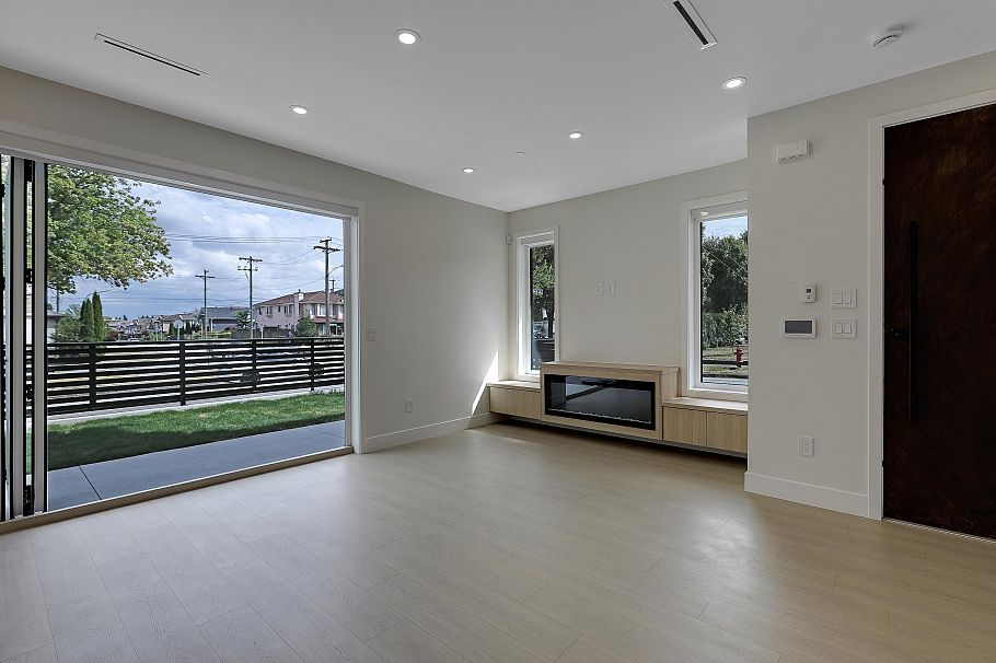 1 3695 E 26 Avenue Vancouver, BC - 7