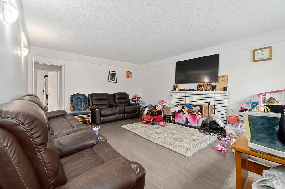 5735 Earles Street Vancouver, BC - 4